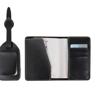 Kit com porta-passaporte e tag de bagagem em couro sintético, ideal para personalização.