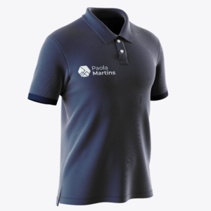 Camisa polo personalizada azul com logotipo da Paola Martins, ideal para uniformes corporativos e eventos.