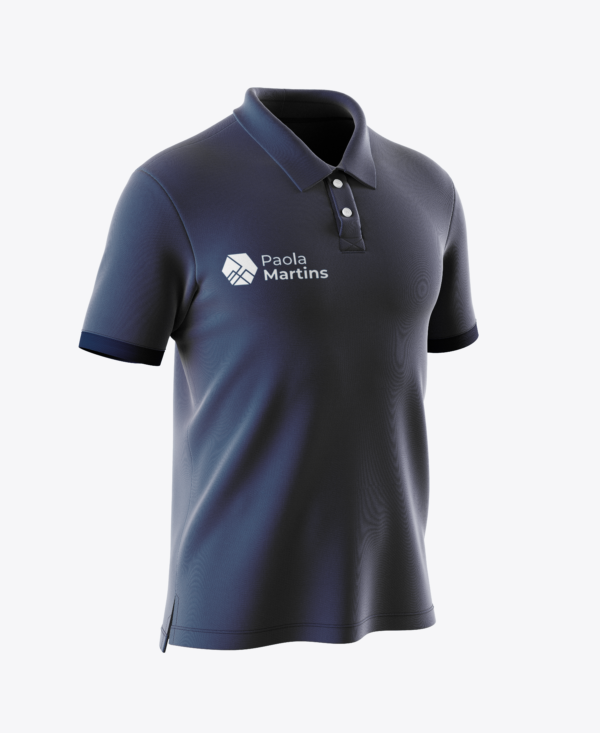 Camisa polo personalizada azul com logotipo da Paola Martins, ideal para uniformes corporativos e eventos.