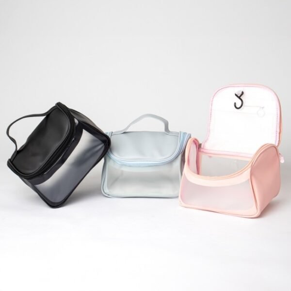 Nécessaire transparente com gancho, ideal para viagens e personalização com logotipo.