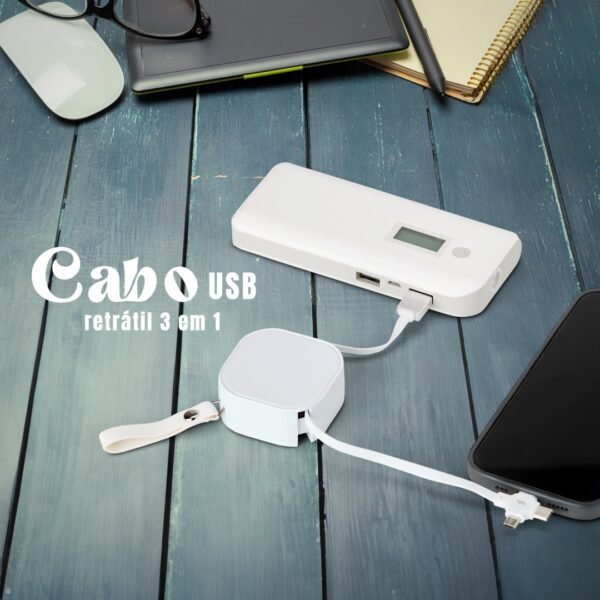 Cabo USB retrátil 3 em 1 conectado a dispositivos, ideal para carregamento e transferência de dados.