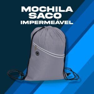 Mochila saco impermeável cinza com bolso frontal com zíper e conector para fones de ouvido.