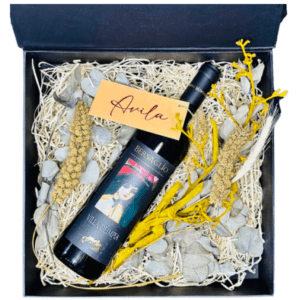 Kit presente com vinho, tag personalizada e opção de taça, ideal para ocasiões especiais em uma caixa decorada com flores secas