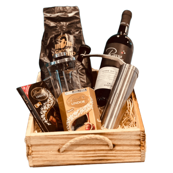 Cesta Premium Personalizada com logotipo, contendo vinho, chocolates, queijos e acessórios, ideal para presentes corporativos e celebrações.