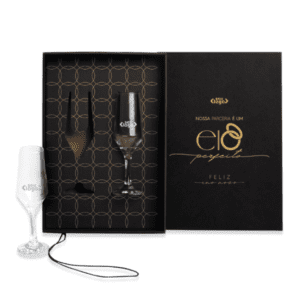 Kit com taça de champagne personalizada e pinça em embalagem sofisticada de fim de ano