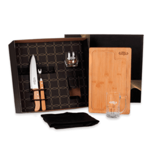 Kit churrasco com faca, garfo, tábua de bambu personalizada, copo de vidro e caneca em embalagem premium