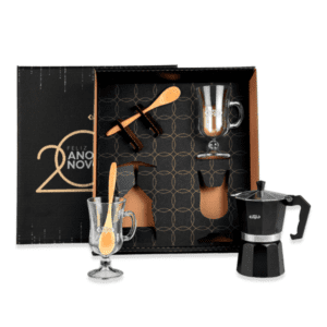 Kit café gourmet com cafeteira italiana, copos de vidro, colheres de madeira e descanso personalizado.