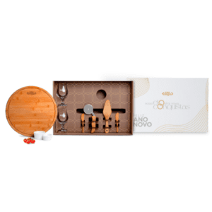 Kit gourmet de fim de ano com tábua redonda de bambu, utensílios e taças personalizadas para presente corporativo