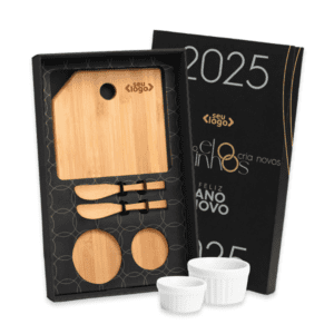 Kit premium com tábua de bambu personalizada, utensílios, sousplats e bowls de cerâmica, ideal para presentes corporativos