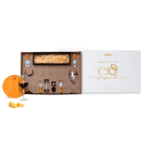 Kit Elo Perfeito com tábua de bambu, taças de vidro, facas para queijo e saca-rolhas personalizado