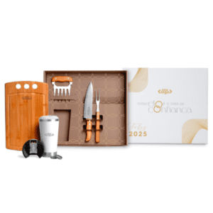 Kit churrasco premium com tábua de bambu, facas, garfo, copo térmico e acessórios personalizados