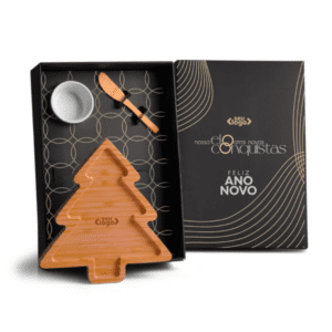 Kit natalino com petisqueira de bambu em formato de árvore, espátula e bowl em embalagem personalizada
