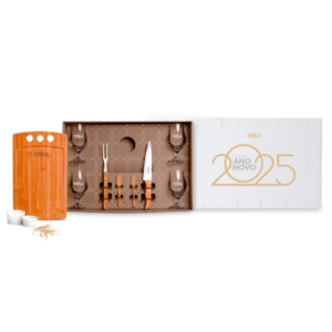 Kit premium de fim de ano com tábua de bambu, facas, taças personalizadas e bowl de porcelana.