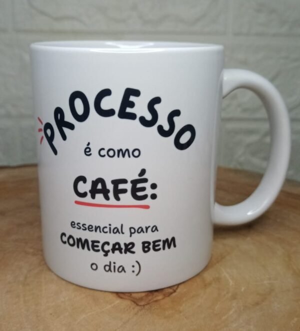 Caneca personalizada com frase motivacional, feita em cerâmica branca.