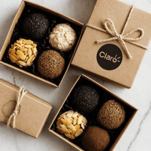 Caixinha kraft com 4 brigadeiros gourmet personalizados com a logomarca da Claro pela Jirê Brindes